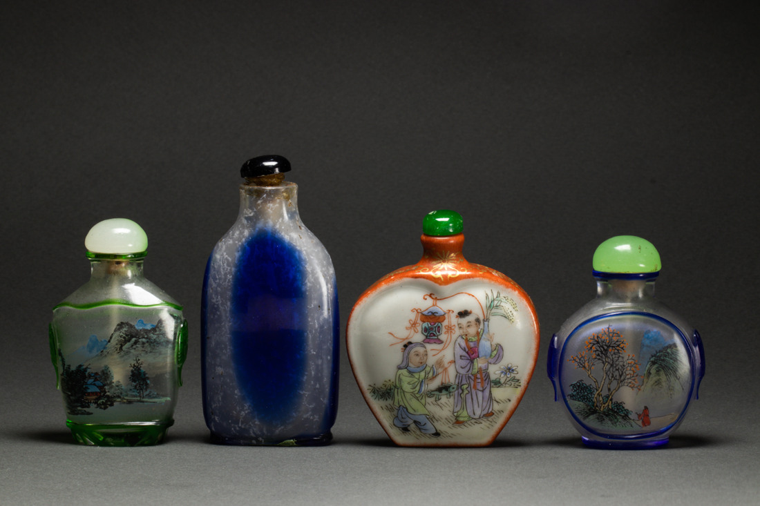 Appraisal: lot of Chinese snuff bottles comprising a famille rose bottle