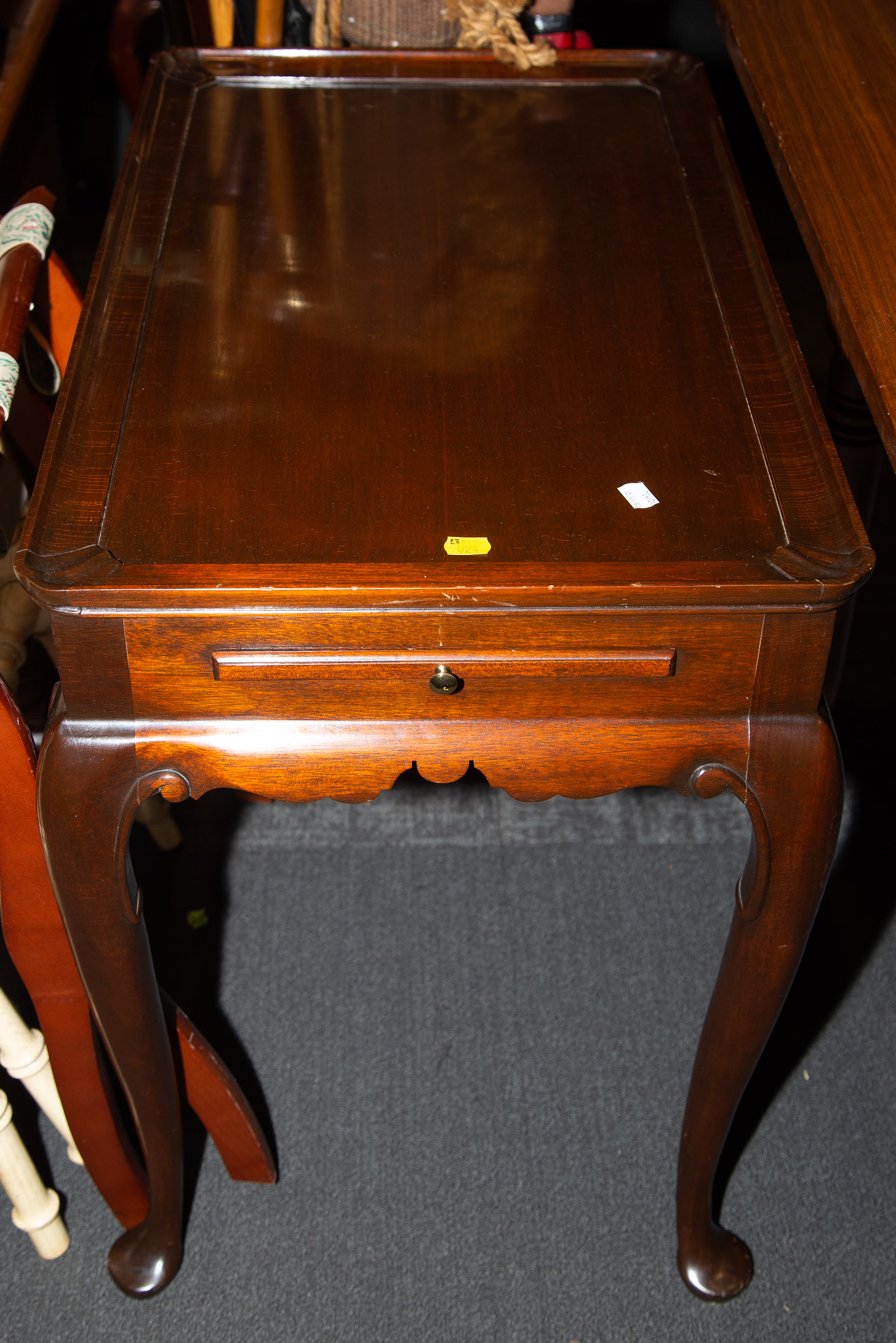 Appraisal: MAHOGANY QUEEN ANNE STYLE END TABLE Probably Kittinger Williamsburg line