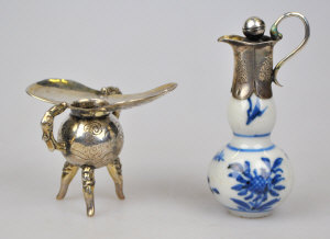 Appraisal: A th century Chinese blue and white porcelain snuff bottle