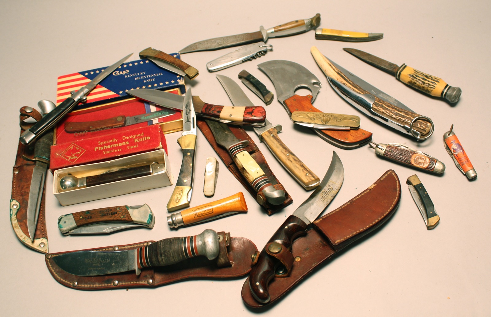 Appraisal: COLLECTION OF TWENTY-FIVE HUNTING KNIVES AND POCKETKNIVES Case's Kentucky Bicentennial