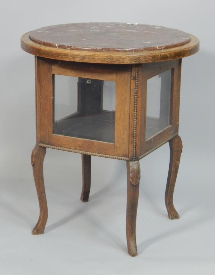 Appraisal: An early thC oak display table the circular top with