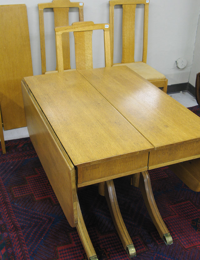 Appraisal: FEDERAL STYLE OAK DROP-LEAF DINING TABLE WITH TWO LEAVES American