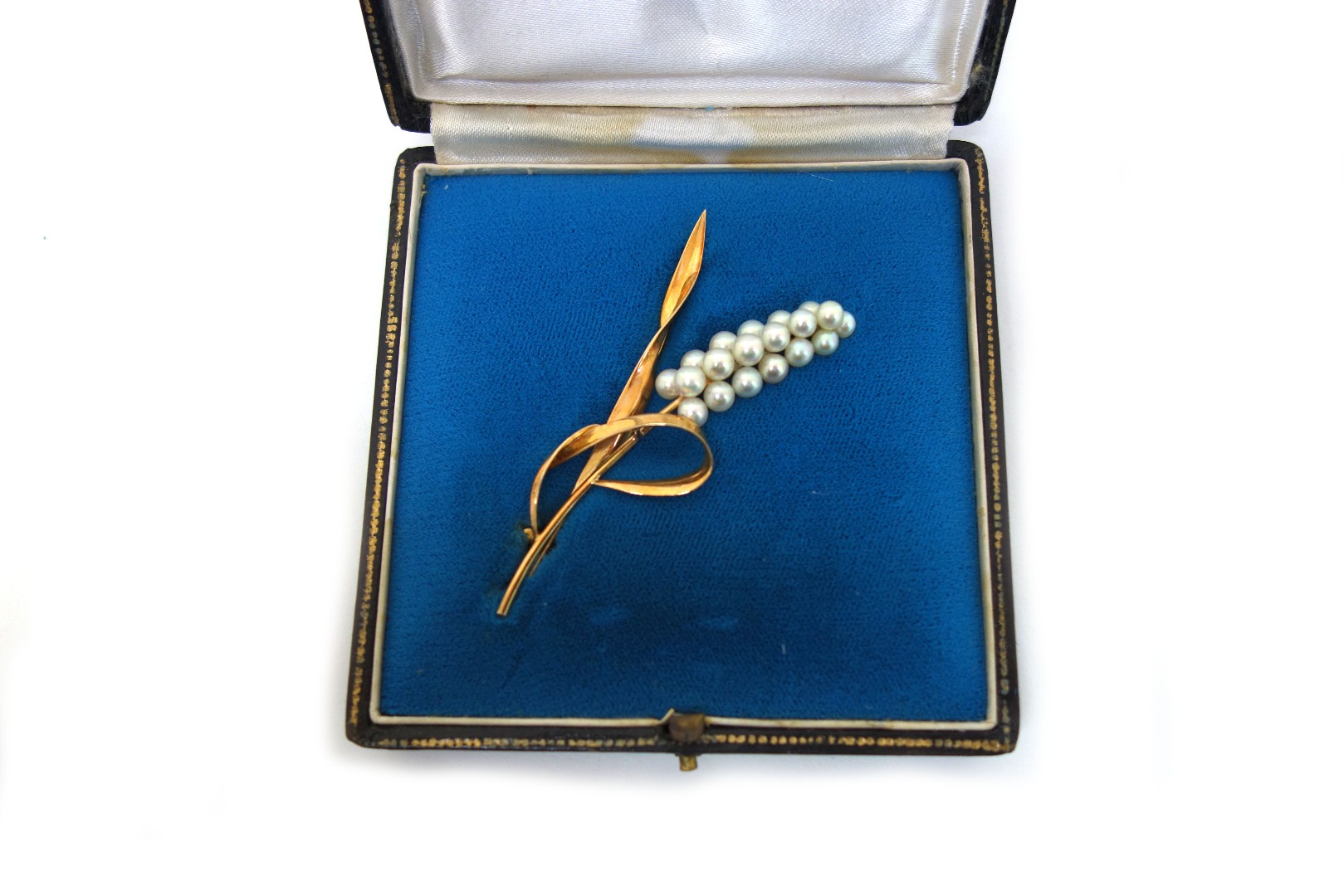 Appraisal: A yellow gold and cultured pearl brooch modelled as an