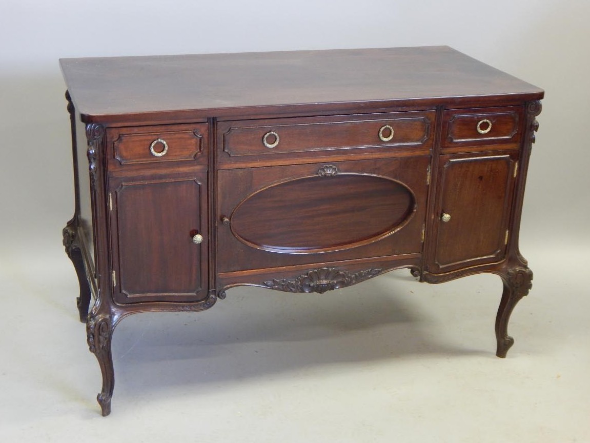 Appraisal: A late th-early thC mahogany Continental style commode the rectangular