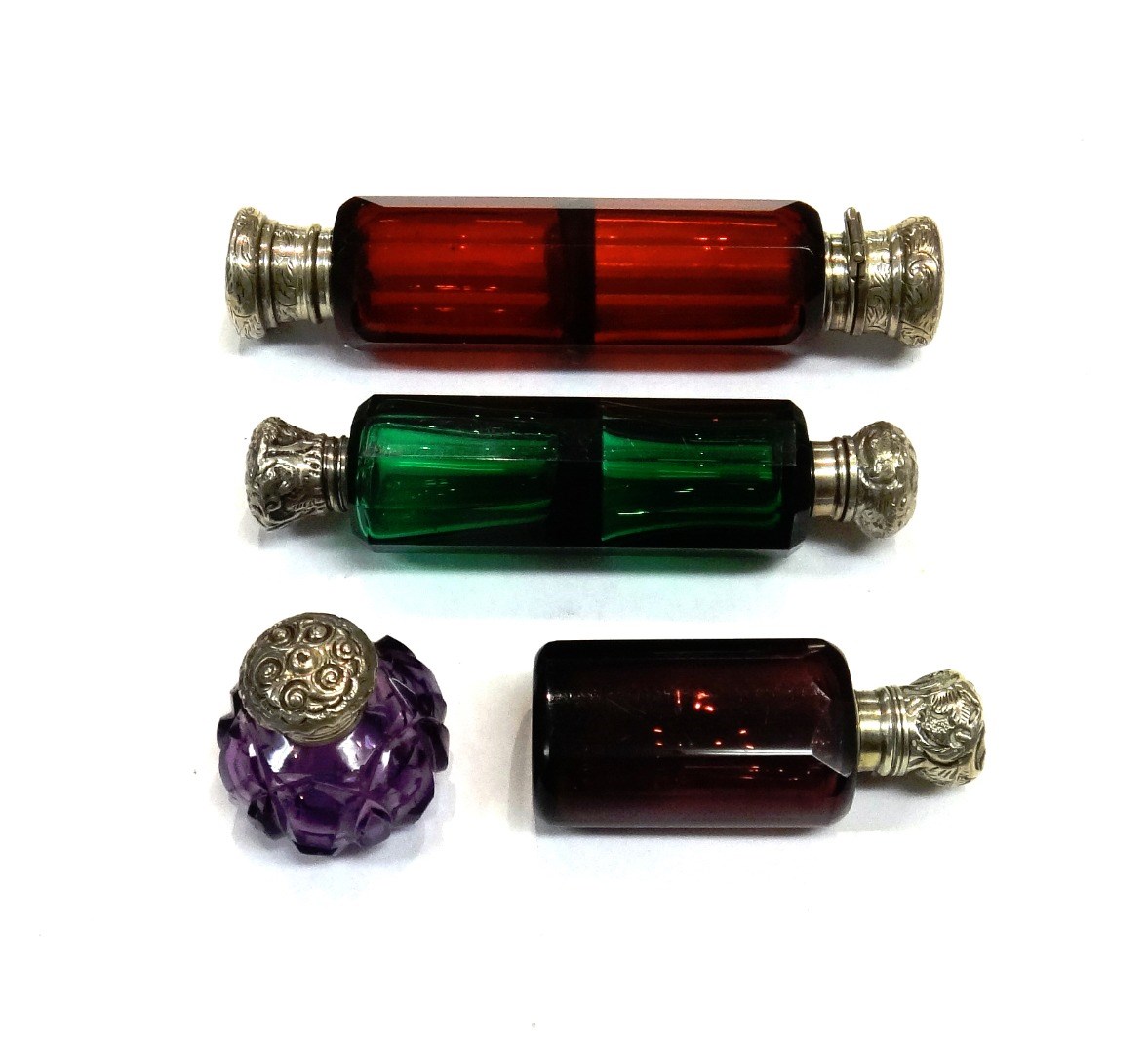 Appraisal: A Victorian silver topped faceted purple glass hinge lidded vinaigrette