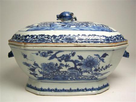 Appraisal: An th century Chinese export tureen and cover of rectangular