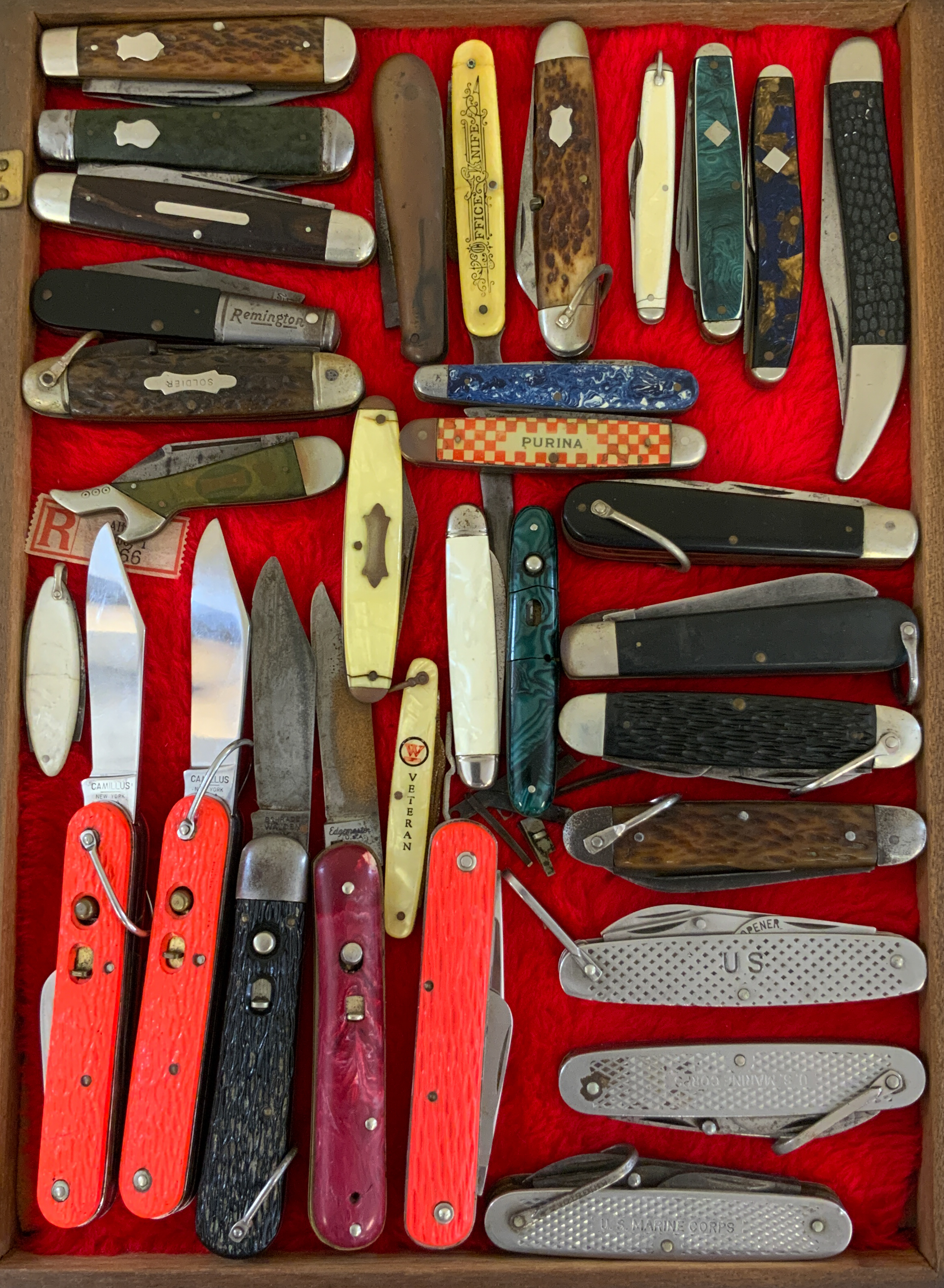 Appraisal: COLLECTION OF FOLDING POCKET KNIVES WITH CASE knives including Camillus