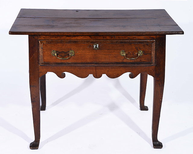 Appraisal: AN ANTIQUE OAK LOWBOY SIDE TABLE the deep single drawer