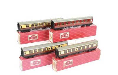 Appraisal: Hornby Dublo -Rail a group of Superdetail Export Coaches comprising