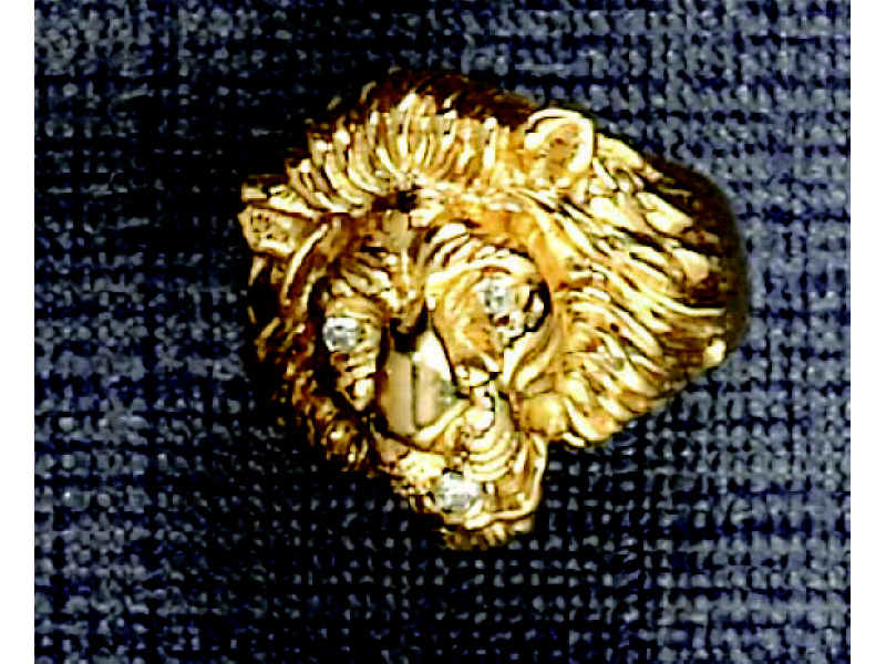 Appraisal: LION'S HEAD RING k yellow gold ring with one round