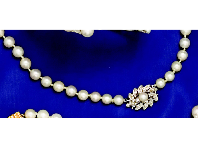 Appraisal: CULTURED PEARLS Graduated pearls with light cream color with slight