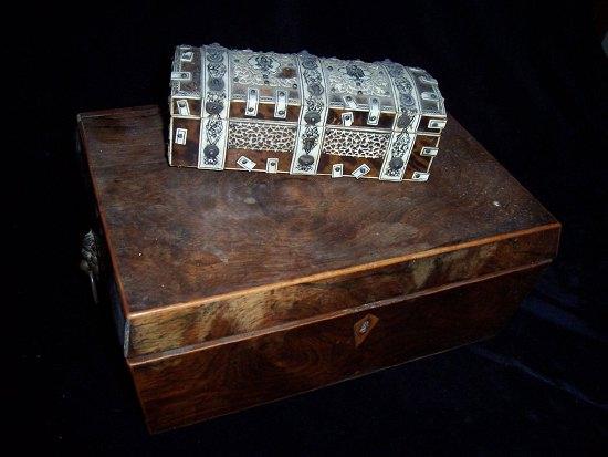 Appraisal: A Regency rosewood box the hinged lid over taper sides