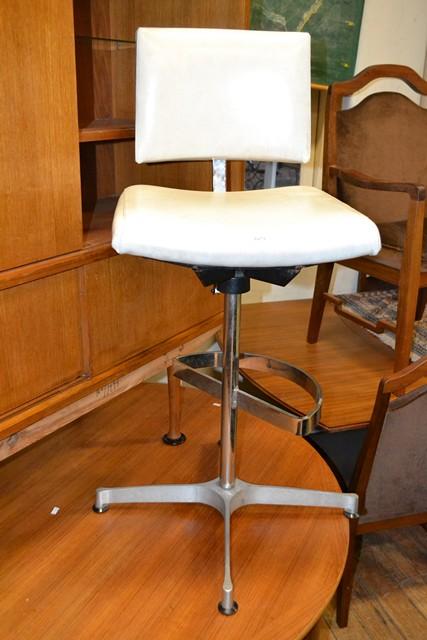 Appraisal: A RETRO OFFICE CHAIR IN WHITE VINYL A RETRO OFFICE