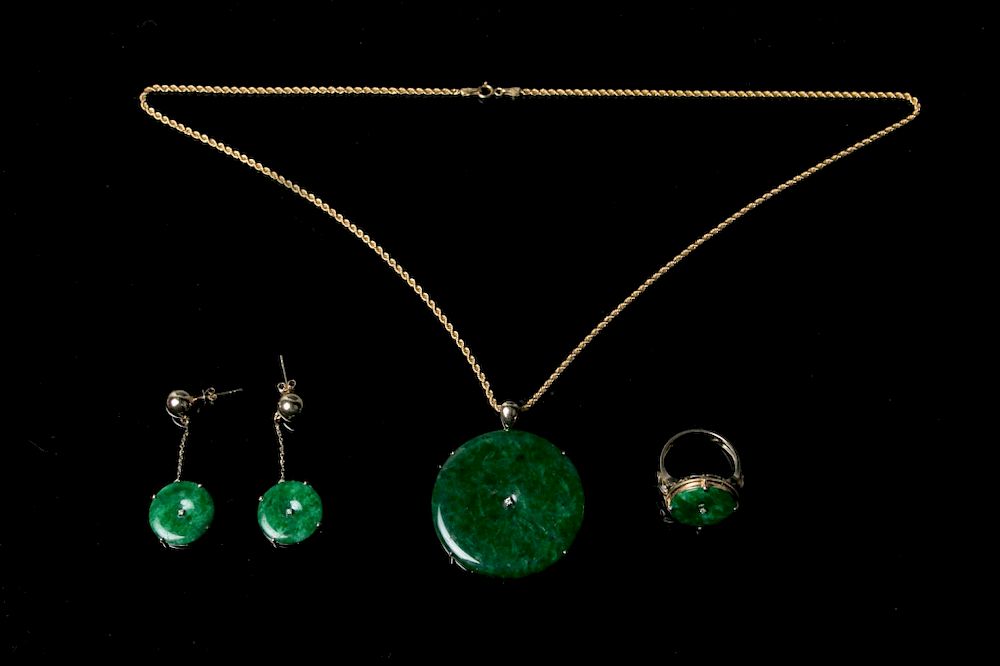 Appraisal: A SET OF THREE EMERALD JADEITE ACCESSORIES The set comprising