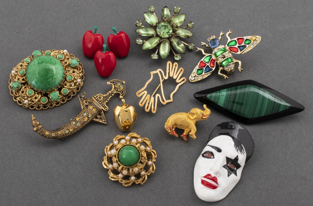 Appraisal: JUBILEE ETC COSTUME FASHION BROOCHES Assortment of thirteen fashion brooches