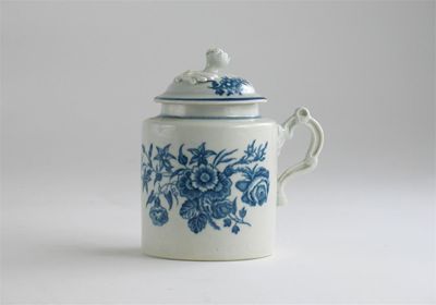 Appraisal: A Worcester mustard pot and cover printed in blue with