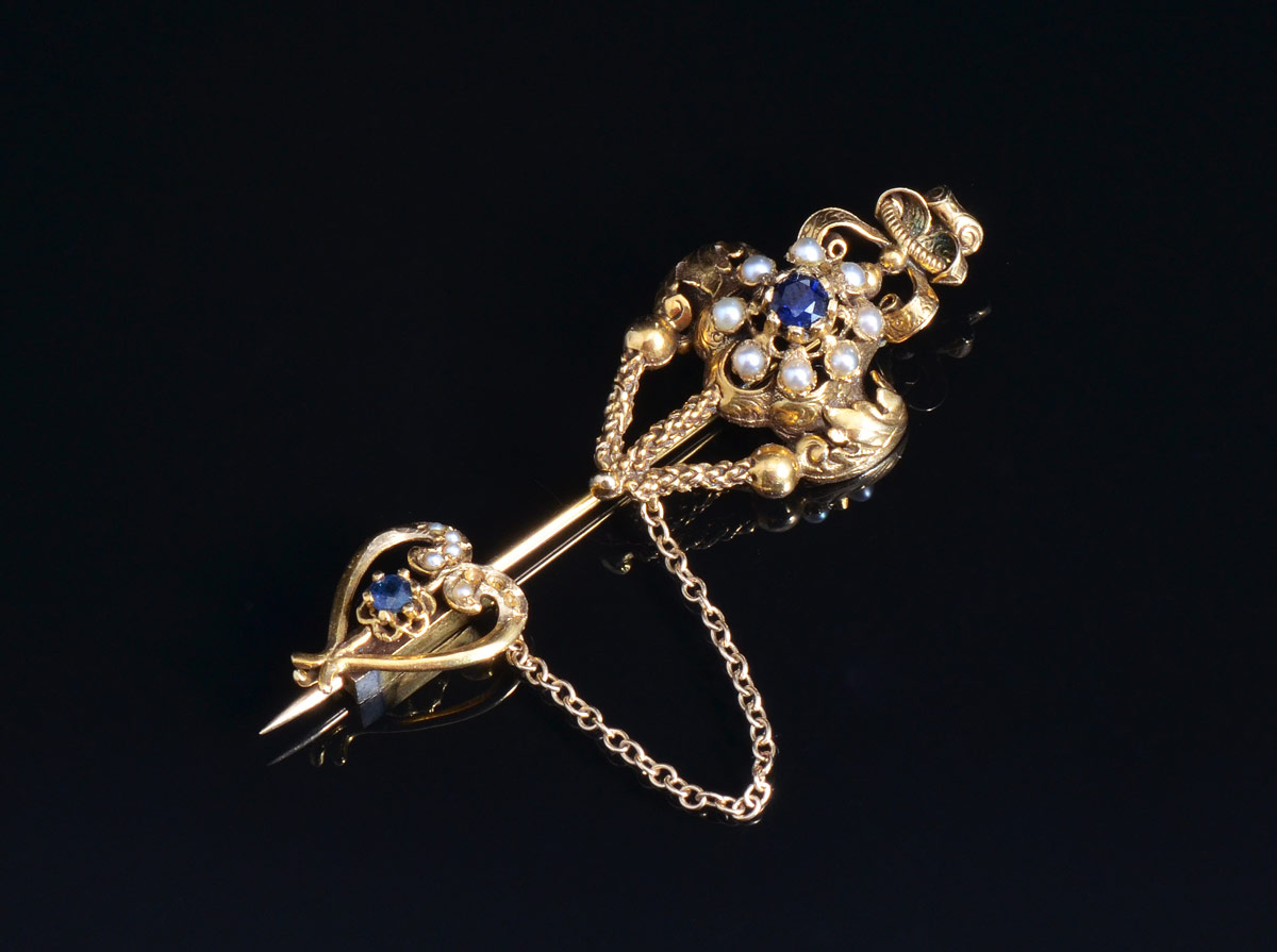 Appraisal: K JABOT STICK-PIN K yellow gold jabot pin with round