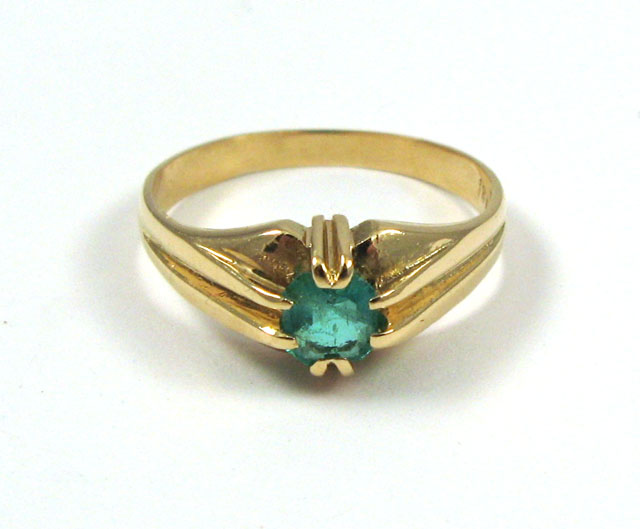 Appraisal: EMERALD AND EIGHTEEN KARAT GOLD RING centering a single square