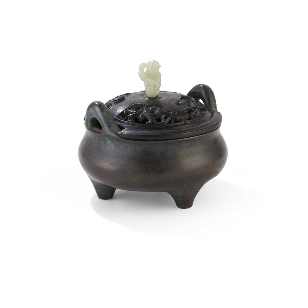 Appraisal: BRONZE TRIPOD CENSER WITH A WOODEN COVER XUANDE MARK of