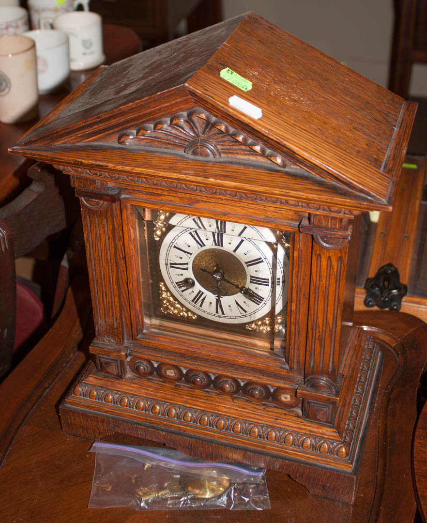 Appraisal: a Oak case mantel clock