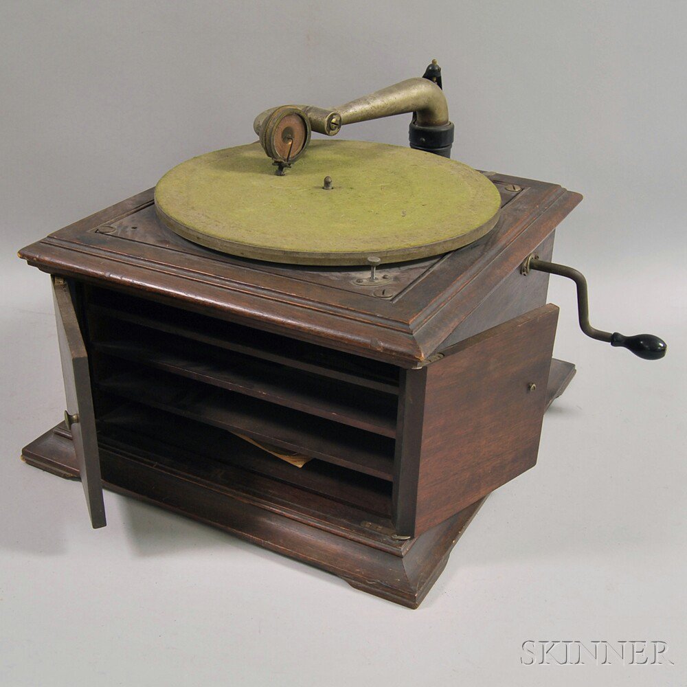 Appraisal: Tabletop Victrola Victor Talking Machine Co with a -in felt-lined