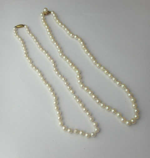 Appraisal: A single row necklace of uniform cultured pearls on an