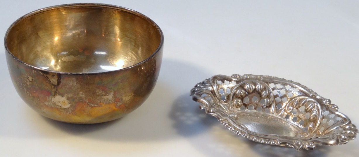 Appraisal: A George V silver sugar bowl with plain circular outline