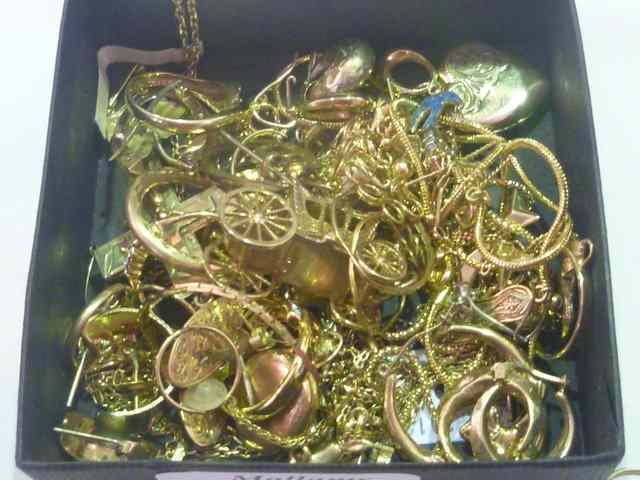 Appraisal: A COLLECTION OF VARIOUS GOLD AND GOLD COLOURED METAL including