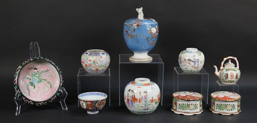 Appraisal: GROUPING OF CHINESE PORCELAIN OBJECTSGrouping of various Chinese porcelain objects