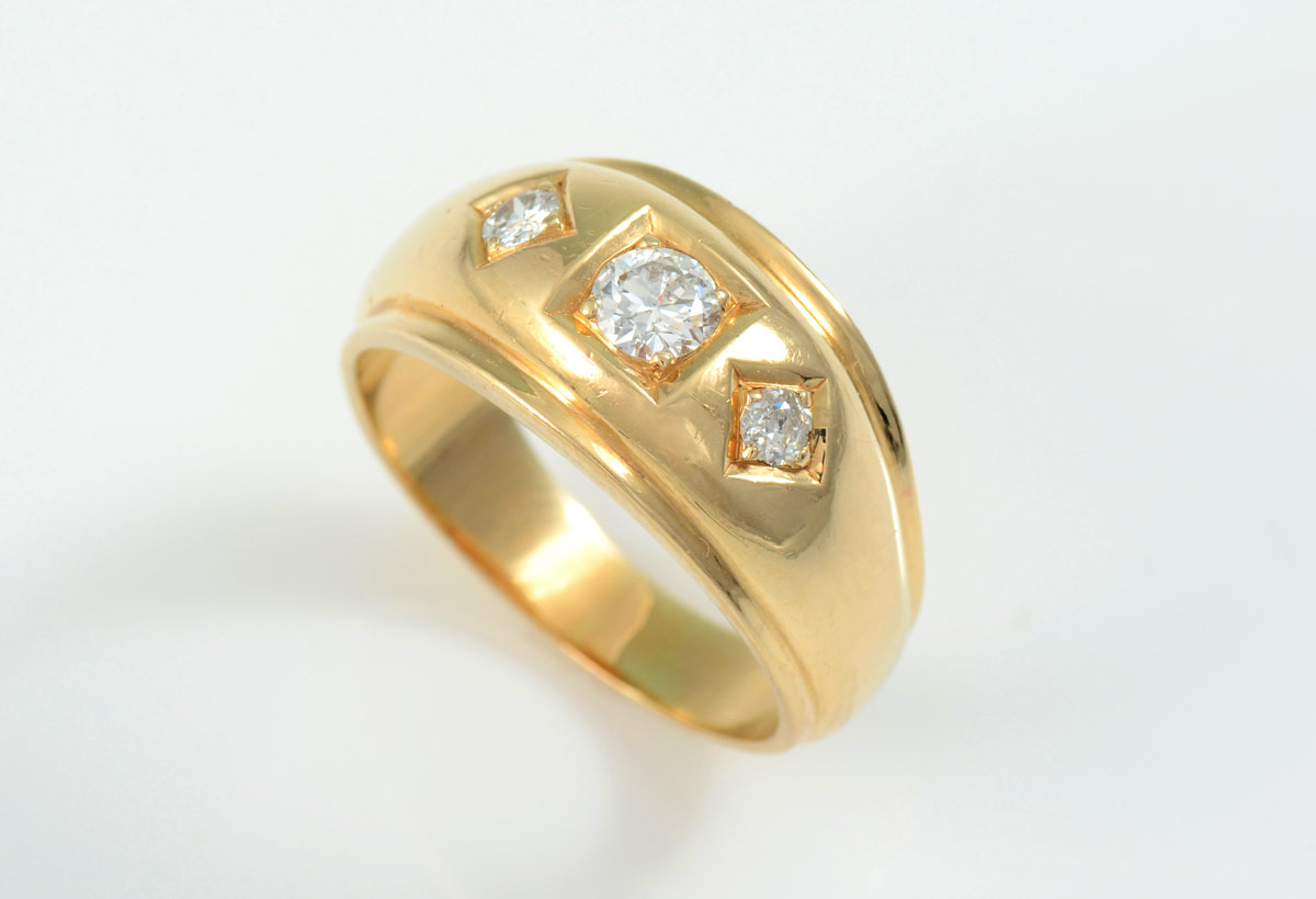 Appraisal: MENS THREE STONE DIAMOND RING K yellow gold ring contains