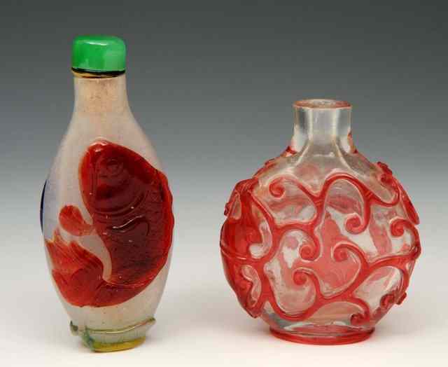 Appraisal: A CHINESE BEIJING PEKING CAMEO GLASS SNUFF BOTTLE carved with