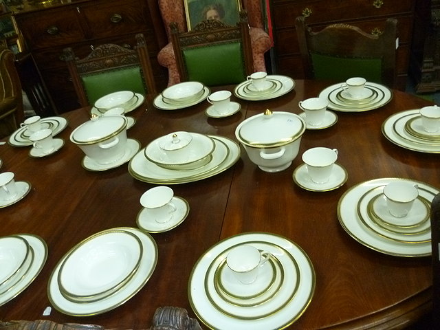 Appraisal: A LARGE QUANTITY OF WEDGWOOD CHESTER PATTERN DINNER SERVICE decorated