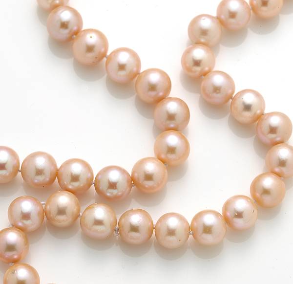 Appraisal: A colored freshwater cultured pearl necklace pink-golden cultured pearls measuring