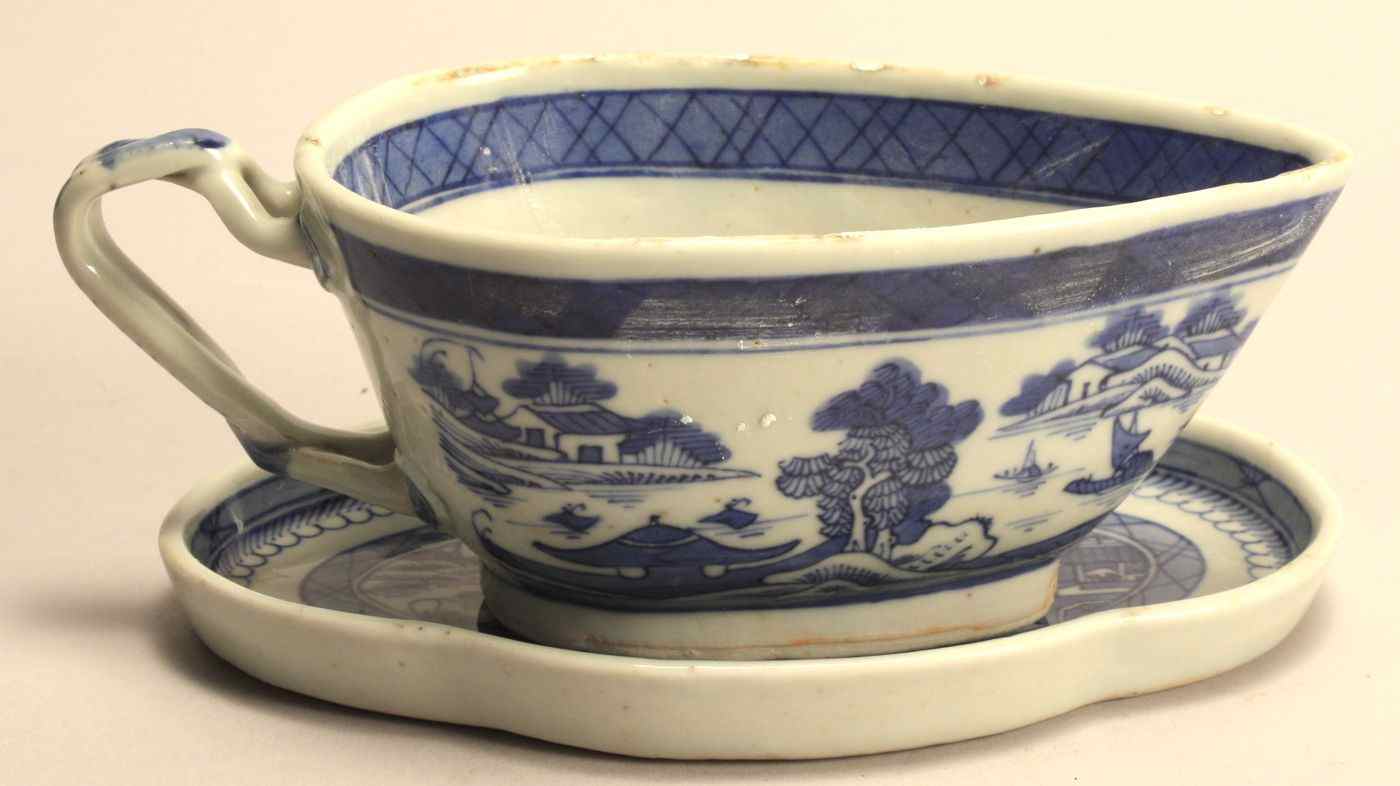 Appraisal: TWO PIECES OF CHINESE EXPORT CANTON PORCELAIN th CenturyWith blue