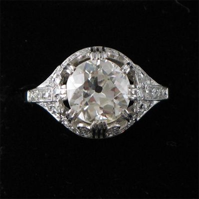 Appraisal: A diamond solitare ring the transitional cut stone estimated to