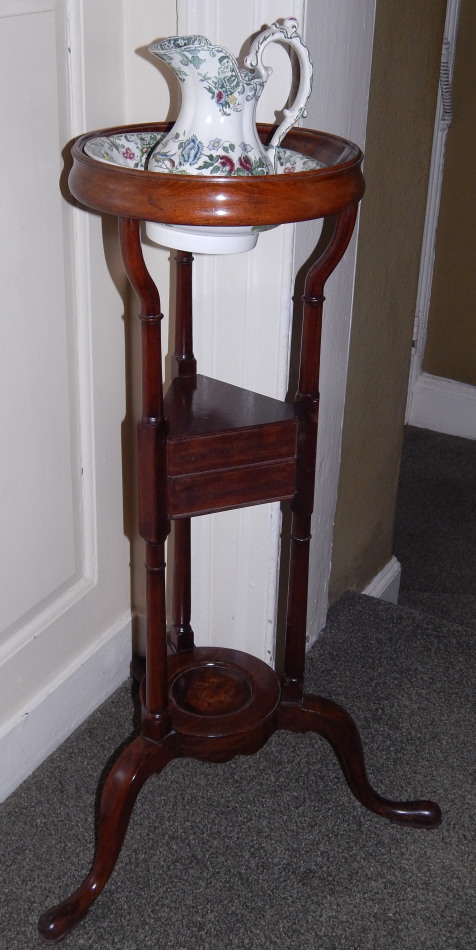 Appraisal: A George III mahogany washstand the circular moulded top with