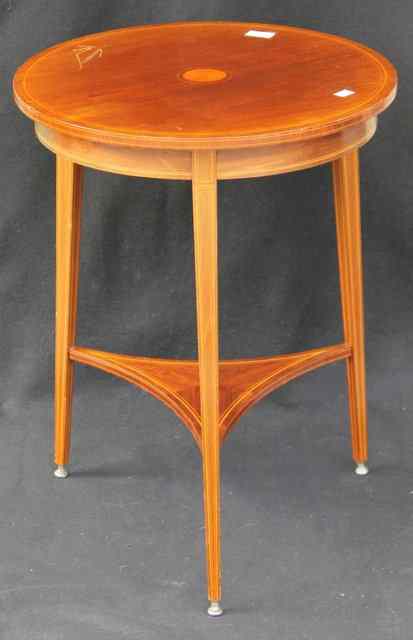 Appraisal: AN EDWARDIAN MAHOGANY OCCASIONAL TABLE of circular form with shaped