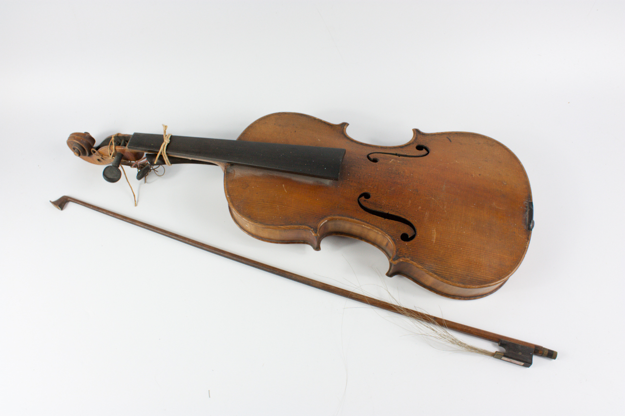 Appraisal: A thC violin with two piece back bears label inscribed