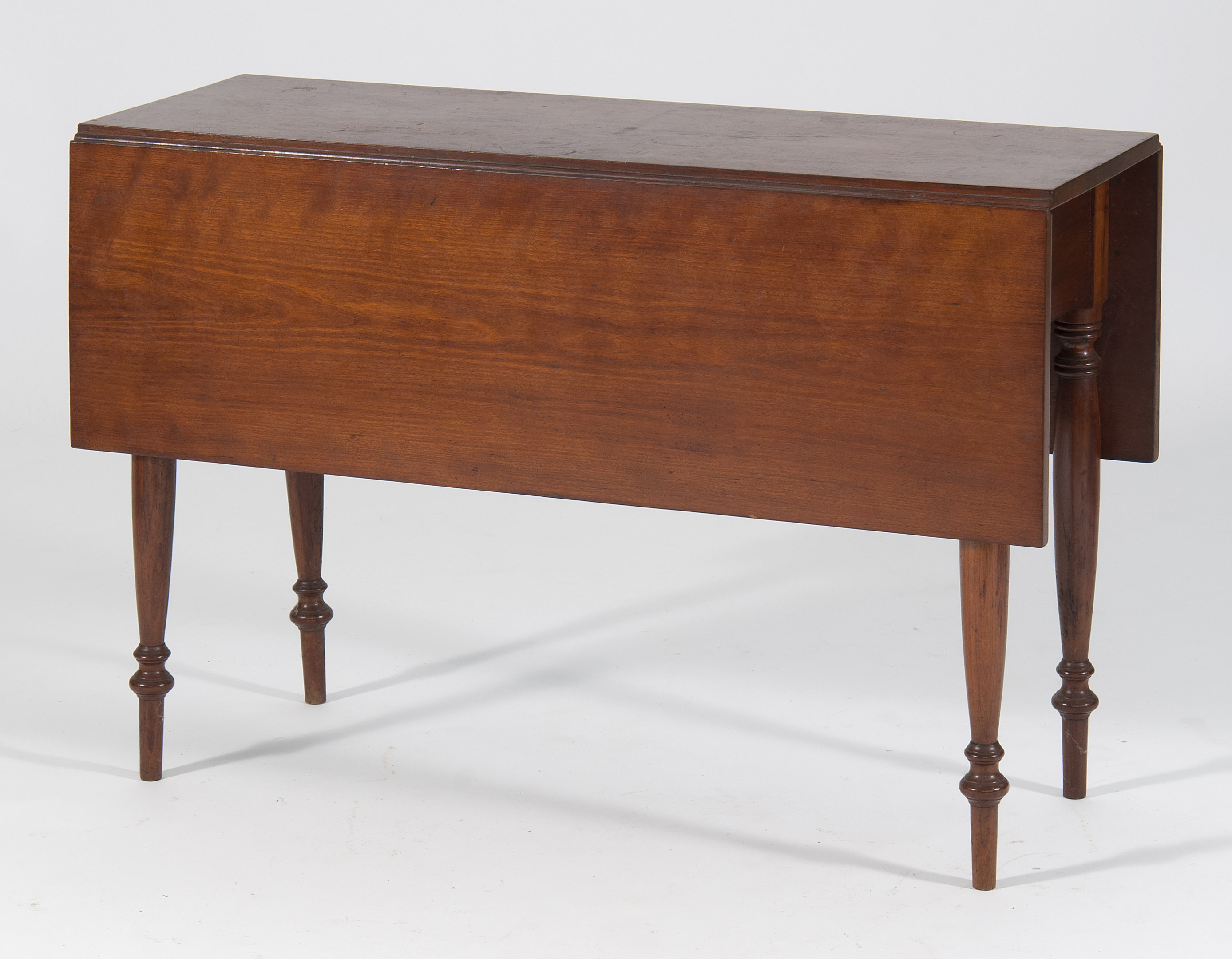 Appraisal: ANTIQUE AMERICAN SHERATON DROP-LEAF TABLE Circa In cherry On simple