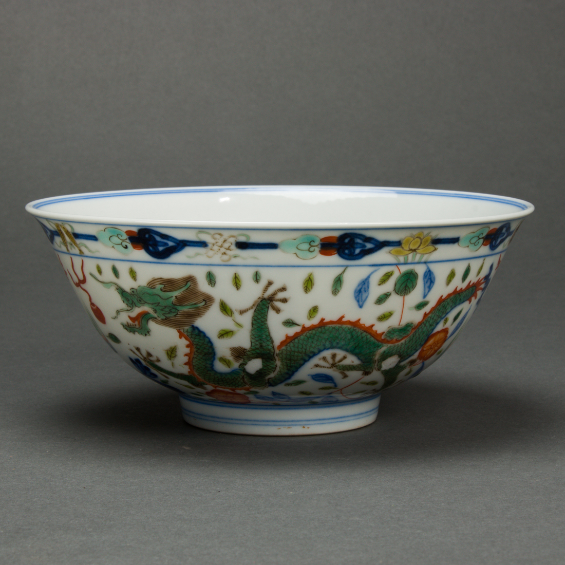 Appraisal: Chinese famille verte 'dragon' bowl featuring pair of dragons and