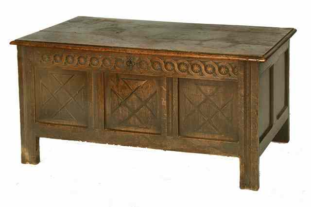 Appraisal: AN TH CENTURY OAK COFFER with hinged rising lid and