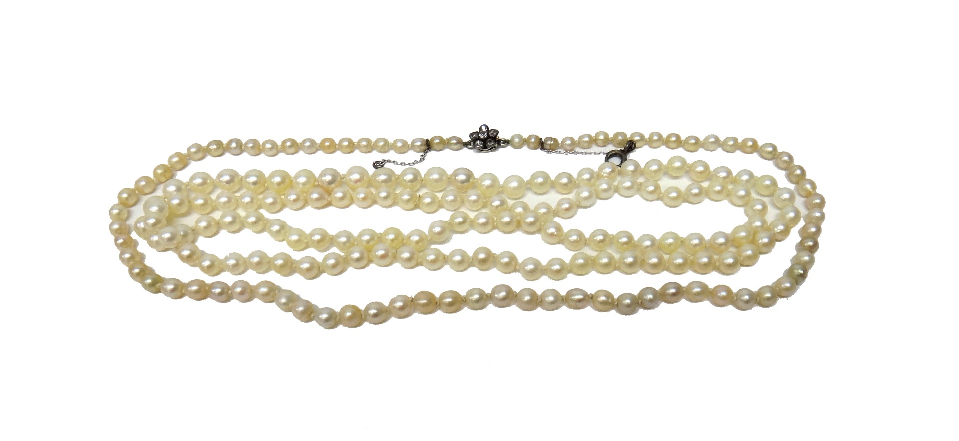 Appraisal: A single row necklace of graduated cultured pearls and a