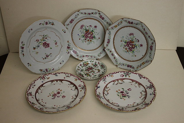 Appraisal: A COLLECTION OF FIVE FAMILLE ROSE PLATES th Century and