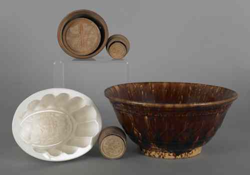 Appraisal: Miscellaneous country wares to include a Bennington bowl a food