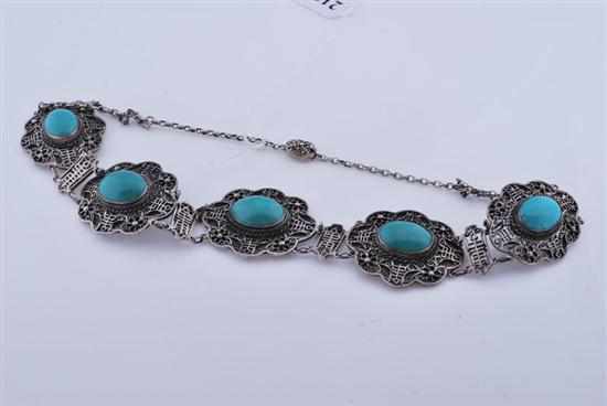 Appraisal: AN ORIENTAL GREEN STONE SET NECKLACE IN SILVER