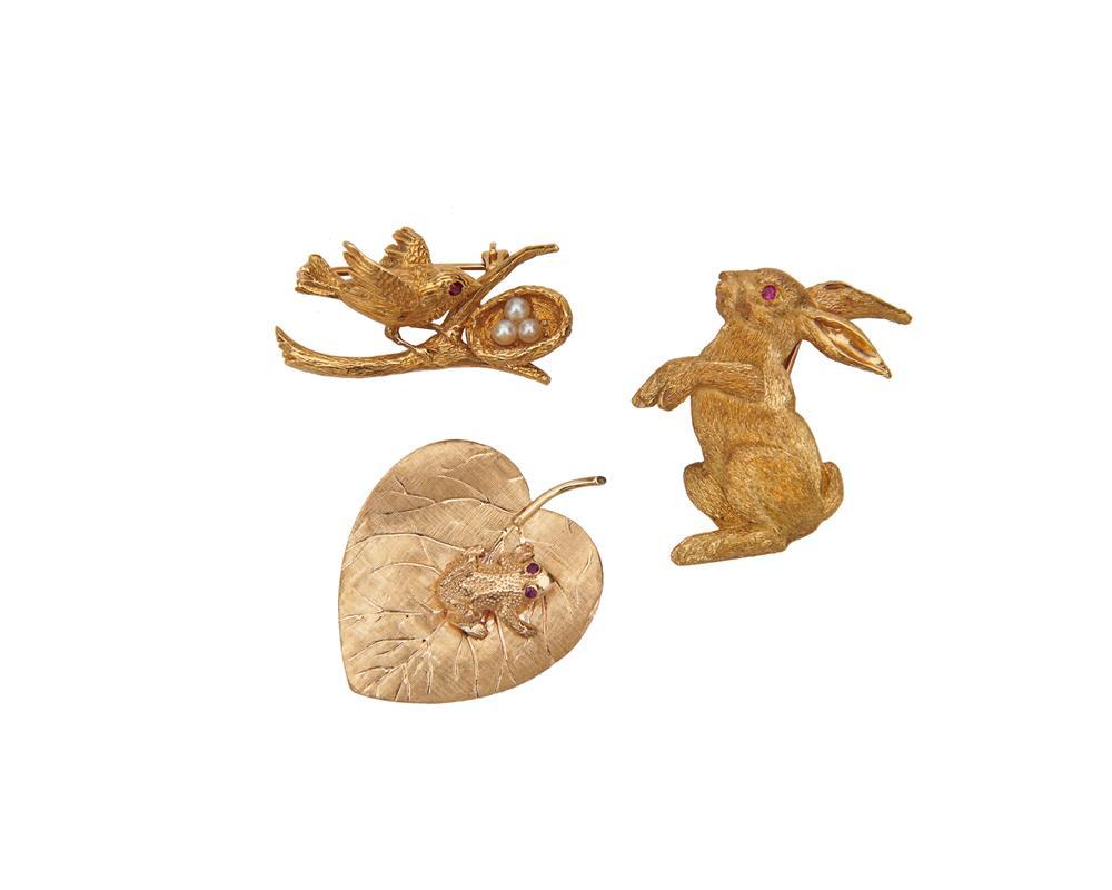 Appraisal: Three K Gold Figural Brooches comprising a frog on a