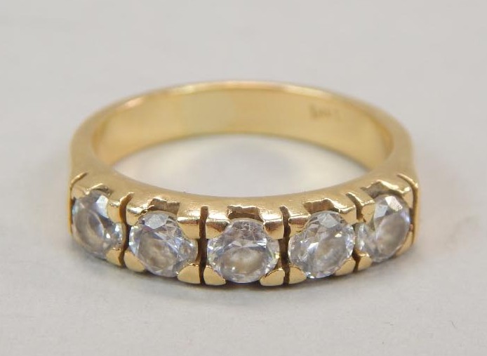 Appraisal: A diamond five stone dress ring with five round brilliant