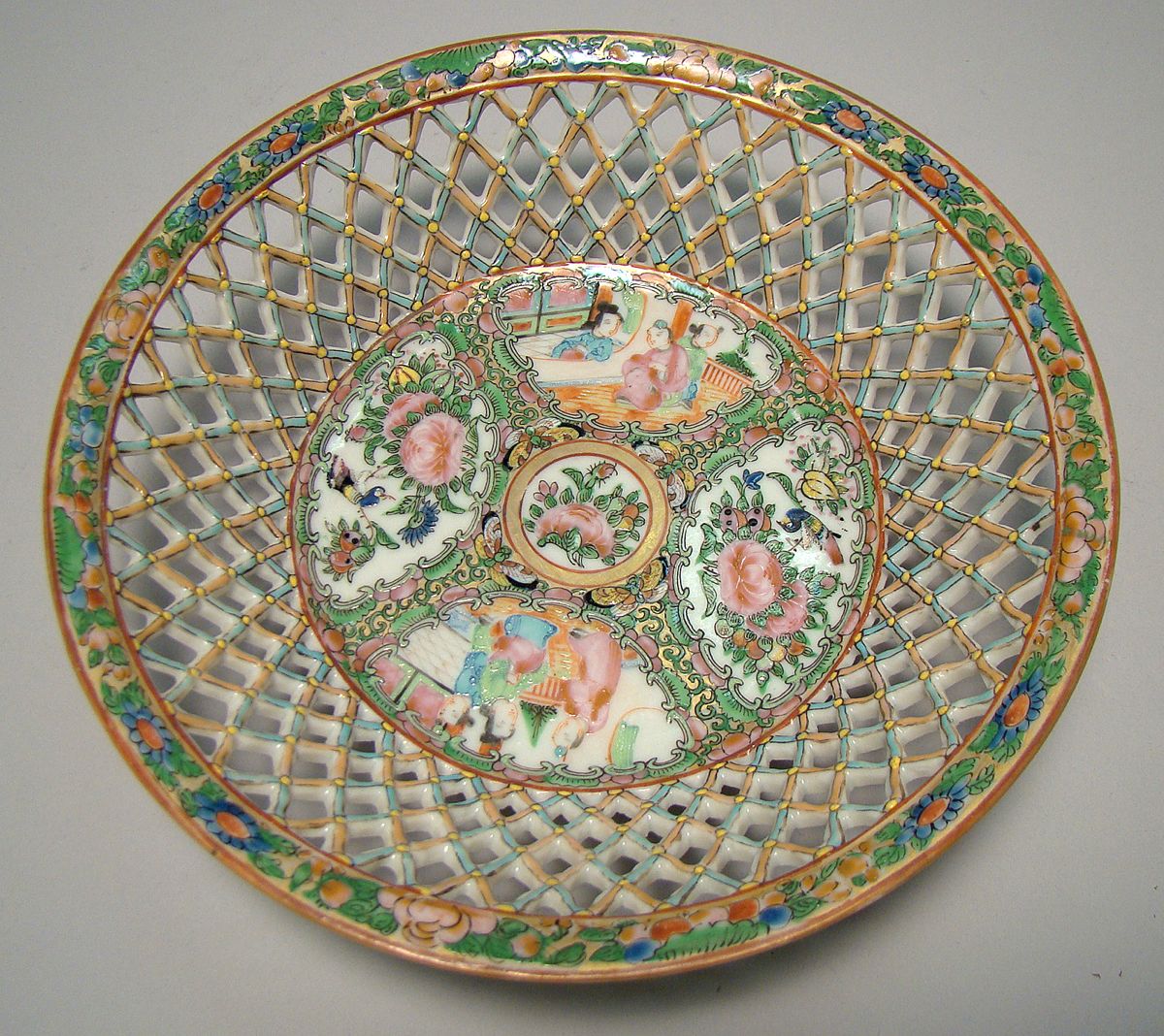 Appraisal: CHINESE EXPORT ROSE MEDALLION PORCELAIN FENESTRATED BASKET Late th CenturyWith