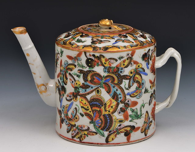 Appraisal: A Chinese Canton porcelain cylindrical teapot