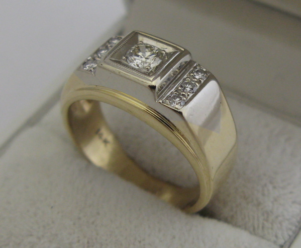 Appraisal: MAN'S DIAMOND AND K GOLD RING centering a round brilliant-cut